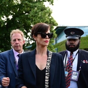 Charlize Theron arrive pour assister à la finale homme du tournoi de Wimbledon "Novak Djokovic - Roger Federer (7/6 - 1/6 - 7/6 - 4/6 - 13/12)" à Londres, le 14 juillet 2019.