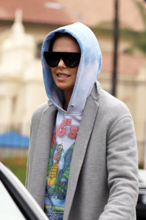 Exclusif - Charlize Theron porte une capuche et des lunettes de soleil à la sortie d'un rendez-vous professionnel à Hollywood, Los Angeles, le 7 mai 2019.