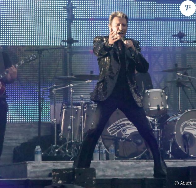 Johnny Hallyday Au Pied De La Tour Eiffel Record D Affluence Battu Avec L Aide Des People Reactualise Purepeople