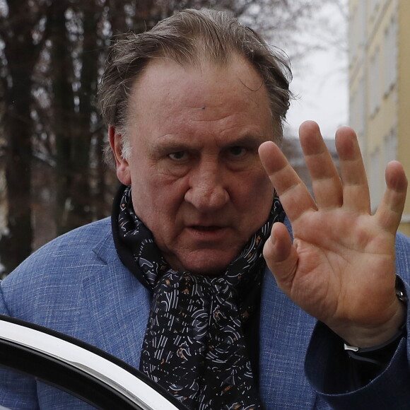 Gérard Depardieu visite une école militaire de jeunes filles à Moscou, le 9 décembre 2017.