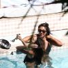 Emily Ratajkowski profite d'un après-midi ensoleillé à la piscine de son hôtel à Miami Beach le 16 octobre 2019.