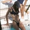 Emily Ratajkowski profite d'un après-midi ensoleillé à la piscine de son hôtel à Miami Beach le 16 octobre 2019.