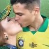 Thiago Silva et sa femme Isabele s'embrassent. Photo #TBT publiée sur Instagram le 6 août 2019.