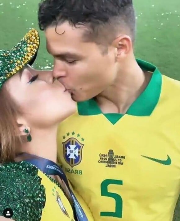 Thiago Silva et sa femme Isabele s'embrassent. Photo #TBT publiée sur Instagram le 6 août 2019.