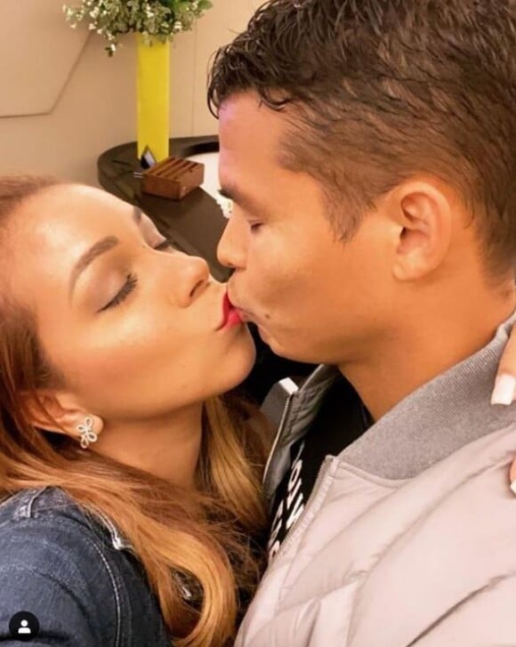 Thiago Silva et sa femme Isabele s'embrassent le 25 septembre 2019.