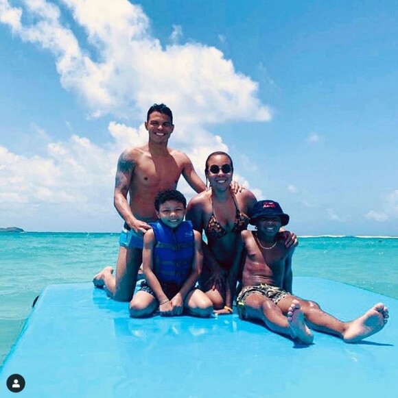 Thiago Silva en vacances avec sa femme Isabele et leurs enfants Isago et Lago. Instagram, le 17 juillet 2019.