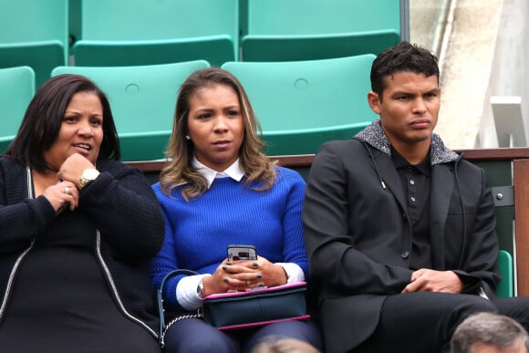 Thiago Silva et sa femme Isabele - People dans les tribunes des internationaux de France de Roland Garros à Paris le 3 juin 2016. © Dominique Jacovides / Bestimage