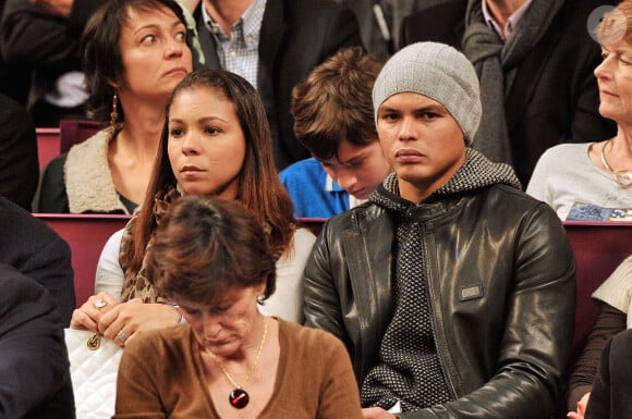 Thiago Silva et sa femme Isabelle assistent à la finale du 21e Open GDF-SUEZ au Stade Pierre De Coubertin à Paris le 3 février 2013.