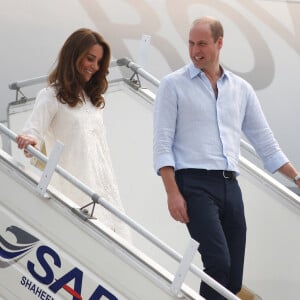 Le prince William, duc de Cambridge, et Catherine (Kate) Middleton, duchesse de Cambridge, arrivent à l'aéroport de Lahore dans le cadre de leur visite officielle au Pakistan, le 17 octobre 2019.