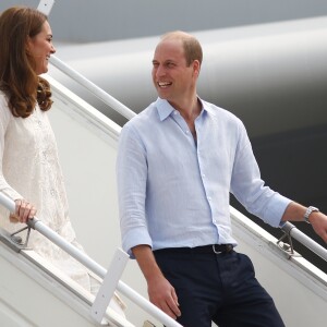 Le prince William, duc de Cambridge, et Catherine (Kate) Middleton, duchesse de Cambridge, arrivent à l'aéroport de Lahore dans le cadre de leur visite officielle au Pakistan, le 17 octobre 2019.