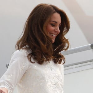 Le prince William, duc de Cambridge, et Catherine (Kate) Middleton, duchesse de Cambridge, arrivent à l'aéroport de Lahore dans le cadre de leur visite officielle au Pakistan, le 17 octobre 2019.