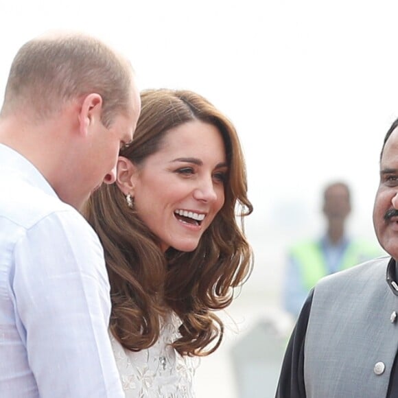 Le prince William, duc de Cambridge, et Catherine (Kate) Middleton, duchesse de Cambridge, arrivent à l'aéroport de Lahore dans le cadre de leur visite officielle au Pakistan, le 17 octobre 2019.