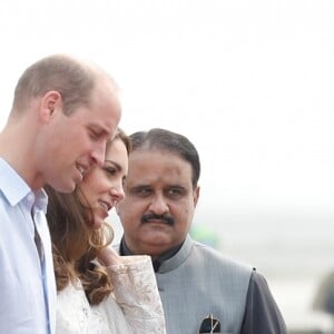 Le prince William, duc de Cambridge, et Catherine (Kate) Middleton, duchesse de Cambridge, arrivent à l'aéroport de Lahore dans le cadre de leur visite officielle au Pakistan, le 17 octobre 2019.