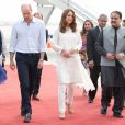 Le prince William, duc de Cambridge, et Catherine (Kate) Middleton, duchesse de Cambridge, arrivent à l'aéroport de Lahore dans le cadre de leur visite officielle au Pakistan, le 17 octobre 2019.