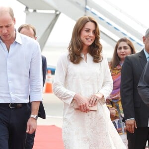 Le prince William, duc de Cambridge, et Catherine (Kate) Middleton, duchesse de Cambridge, arrivent à l'aéroport de Lahore dans le cadre de leur visite officielle au Pakistan, le 17 octobre 2019.