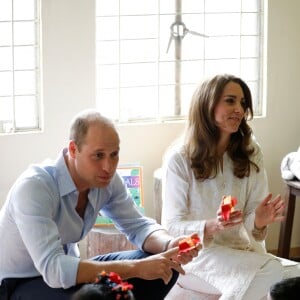 Le prince William, duc de Cambridge, et Catherine (Kate) Middleton, duchesse de Cambridge visitent l'école 'SOS Children's Village' à Lahore au Pakistan, le 17 octobre 2019.