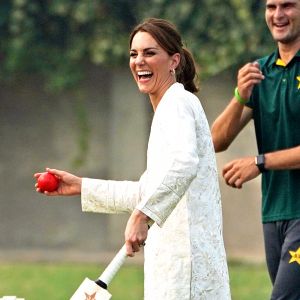 Catherine (Kate) Middleton, duchesse de Cambridge, lors de la visite du programme de cricket DOSTI du British Council, une initiative de sport au service de la paix, à la National Cricket Academy de Lahore, au Pakistan, le 17 octobre 2019.