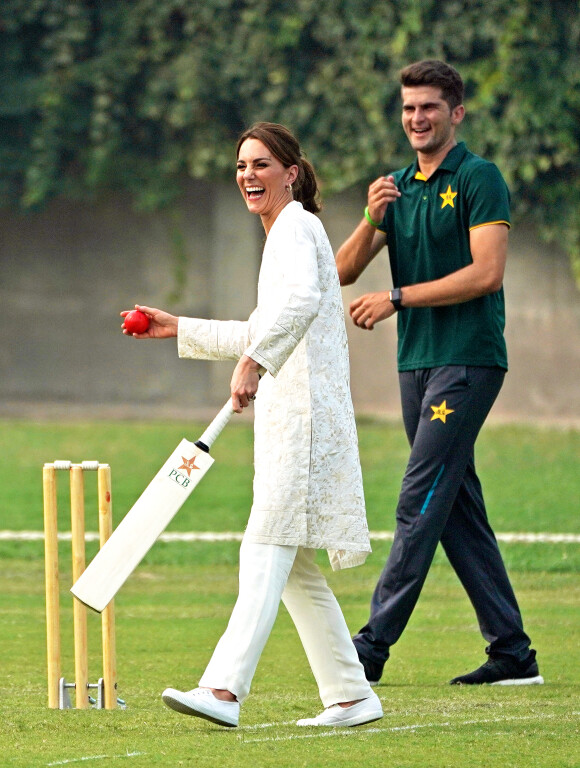 Catherine (Kate) Middleton, duchesse de Cambridge, lors de la visite du programme de cricket DOSTI du British Council, une initiative de sport au service de la paix, à la National Cricket Academy de Lahore, au Pakistan, le 17 octobre 2019.