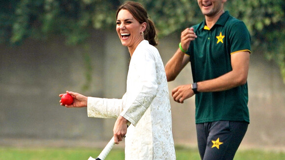 Kate Middleton au Pakistan : baskets et salwar kameez pour jouer au cricket