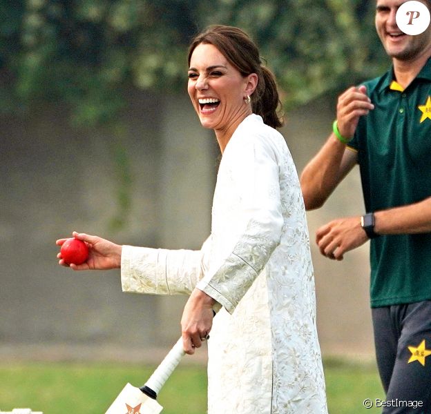 Catherine (Kate) Middleton, duchesse de Cambridge, lors de la visite du programme de cricket DOSTI du British Council, une initiative de sport au service de la paix, à la National Cricket Academy de Lahore, au Pakistan, le 17 octobre 2019.