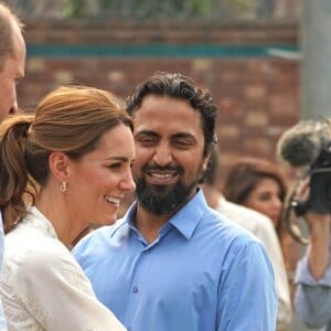 Le prince William, duc de Cambridge, et Catherine (Kate) Middleton, duchesse de Cambridge, lors de la visite du programme de cricket DOSTI du British Council, une initiative de sport au service de la paix, à la National Cricket Academy de Lahore, au Pakistan, le 17 octobre 2019.