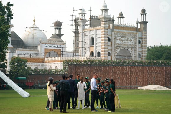 Le prince William, duc de Cambridge, et Catherine (Kate) Middleton, duchesse de Cambridge, lors de la visite du programme de cricket DOSTI du British Council, une initiative de sport au service de la paix, à la National Cricket Academy de Lahore, au Pakistan, le 17 octobre 2019.