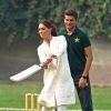 Catherine (Kate) Middleton, duchesse de Cambridge, lors de la visite du programme de cricket DOSTI du British Council, une initiative de sport au service de la paix, à la National Cricket Academy de Lahore, au Pakistan, le 17 octobre 2019.