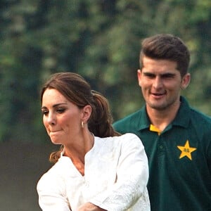 Catherine (Kate) Middleton, duchesse de Cambridge, lors de la visite du programme de cricket DOSTI du British Council, une initiative de sport au service de la paix, à la National Cricket Academy de Lahore, au Pakistan, le 17 octobre 2019.