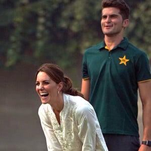 Catherine (Kate) Middleton, duchesse de Cambridge, lors de la visite du programme de cricket DOSTI du British Council, une initiative de sport au service de la paix, à la National Cricket Academy de Lahore, au Pakistan, le 17 octobre 2019.