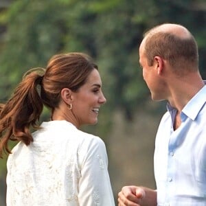 Le prince William, duc de Cambridge, et Catherine (Kate) Middleton, duchesse de Cambridge, lors de la visite du programme de cricket DOSTI du British Council, une initiative de sport au service de la paix, à la National Cricket Academy de Lahore, au Pakistan, le 17 octobre 2019.