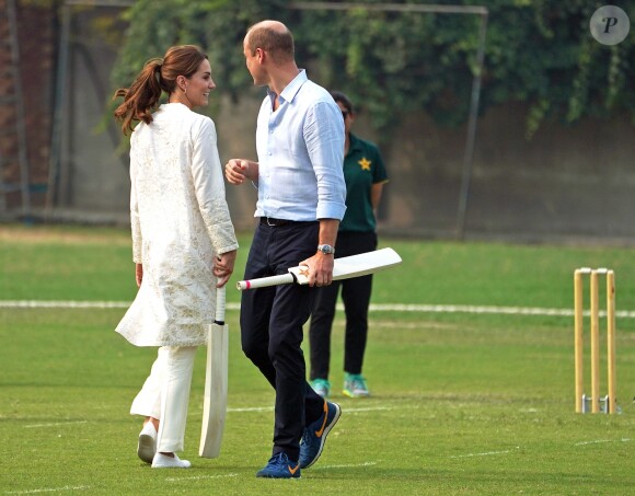 Le prince William, duc de Cambridge, et Catherine (Kate) Middleton, duchesse de Cambridge, lors de la visite du programme de cricket DOSTI du British Council, une initiative de sport au service de la paix, à la National Cricket Academy de Lahore, au Pakistan, le 17 octobre 2019.