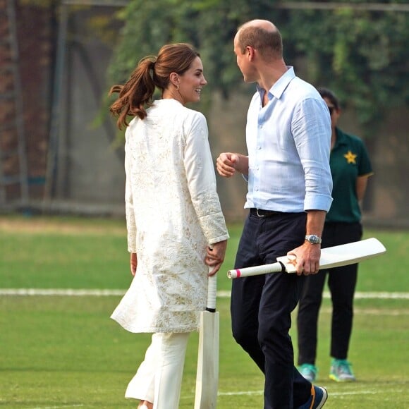 Le prince William, duc de Cambridge, et Catherine (Kate) Middleton, duchesse de Cambridge, lors de la visite du programme de cricket DOSTI du British Council, une initiative de sport au service de la paix, à la National Cricket Academy de Lahore, au Pakistan, le 17 octobre 2019.