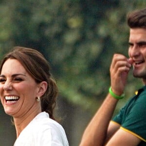 Catherine (Kate) Middleton, duchesse de Cambridge, lors de la visite du programme de cricket DOSTI du British Council, une initiative de sport au service de la paix, à la National Cricket Academy de Lahore, au Pakistan, le 17 octobre 2019.