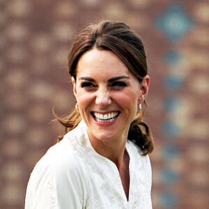 Catherine (Kate) Middleton, duchesse de Cambridge, lors de la visite du programme de cricket DOSTI du British Council, une initiative de sport au service de la paix, à la National Cricket Academy de Lahore, au Pakistan, le 17 octobre 2019.