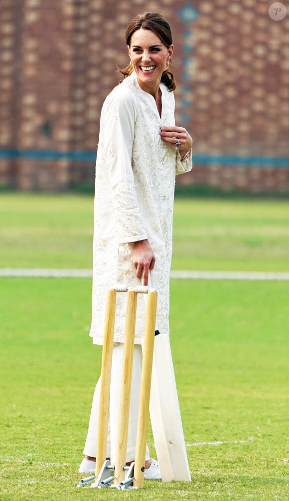 Catherine (Kate) Middleton, duchesse de Cambridge, lors de la visite du programme de cricket DOSTI du British Council, une initiative de sport au service de la paix, à la National Cricket Academy de Lahore, au Pakistan, le 17 octobre 2019.