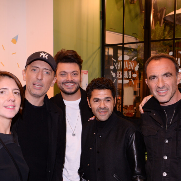 Anne Sachet, Gad Elmaleh, Kev Adams, Jamel Debbouze, Nikos Aliagas, Arthur (Jacques Essebag) - Inauguration du nouveau restaurant de fast food healthy de K. Adams, le "Jak Healthy" au 24 rue de Rivoli dans le 4ème arrondissement à Paris, le 15 octobre 2019. © Rachid Bellak/Bestimage