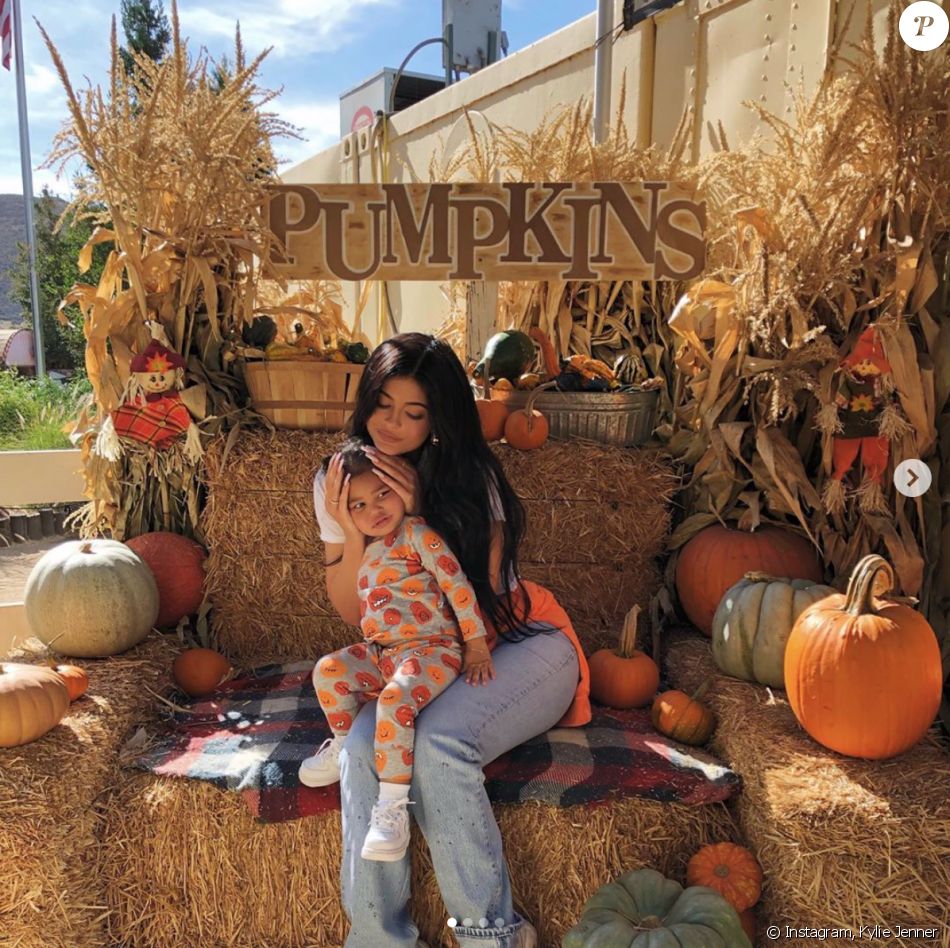 Kylie Jenner, Travis Scott et leur fille Stormi sont partis à la cueillette aux citrouilles à l&#039;approche de la fête d&#039;Halloween. Le 16 octobre 2019.