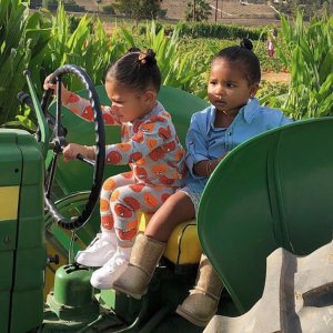 Kylie Jenner, Travis Scott et leur fille Stormi (ici avec sa cousine True Thompson) sont partis à la cueillette aux citrouilles à l'approche de la fête d'Halloween. Le 16 octobre 2019.