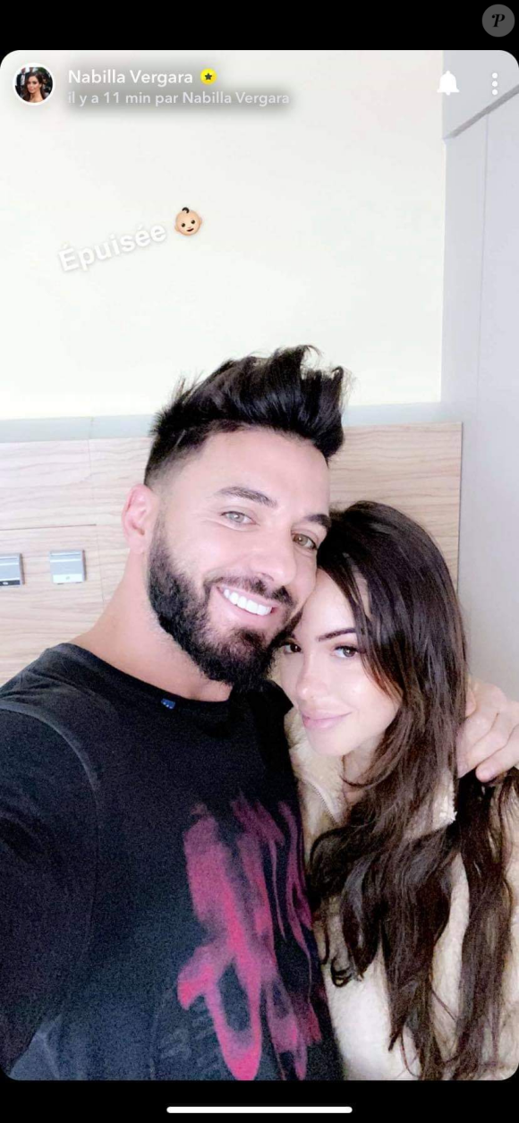 Nabilla et Thomas s'occupent de leur bébé Milann à la maternité le 13 octobre 2019.