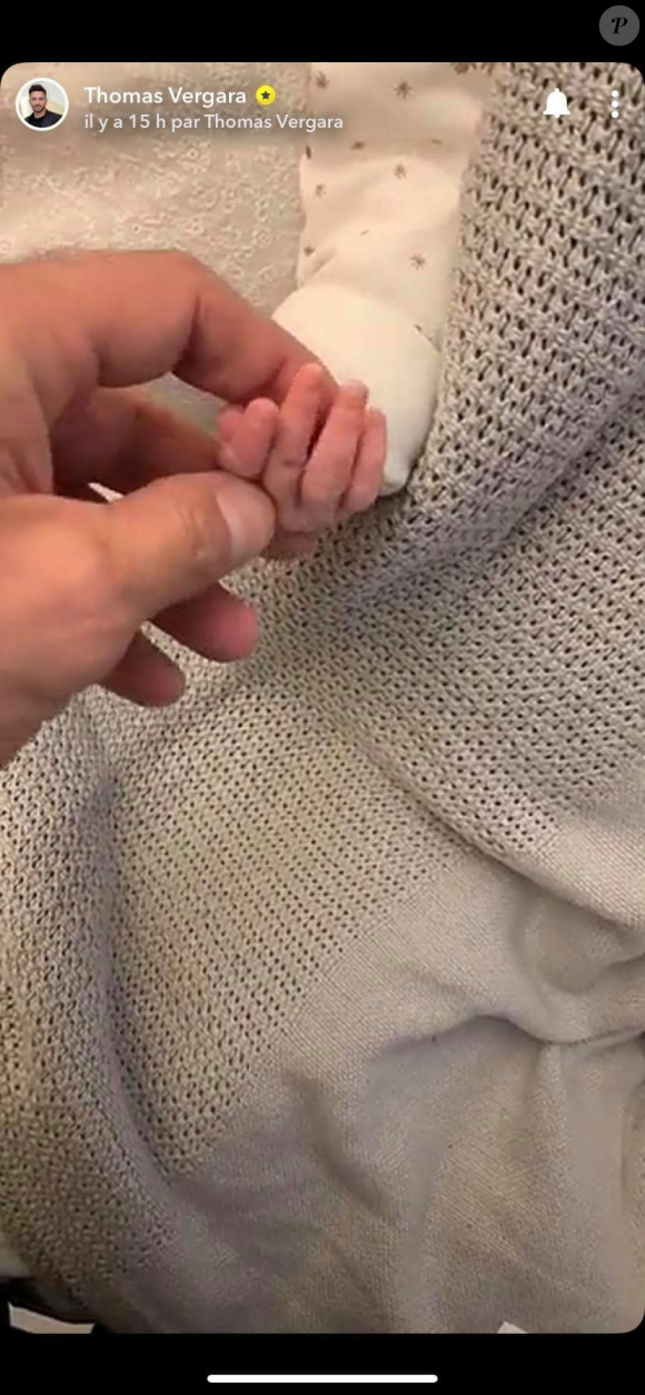 Nabilla et Thomas s'occupent de leur bébé Milann à la maternité le 13 octobre 2019.