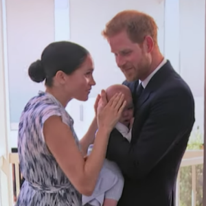 Meghan Markle et le prince Harry avec leur fils Archie dans un documentaire de la chaîne ITV News réalisé lors de leur voyage officiel en Afrique en octobre 2019. © ITV News