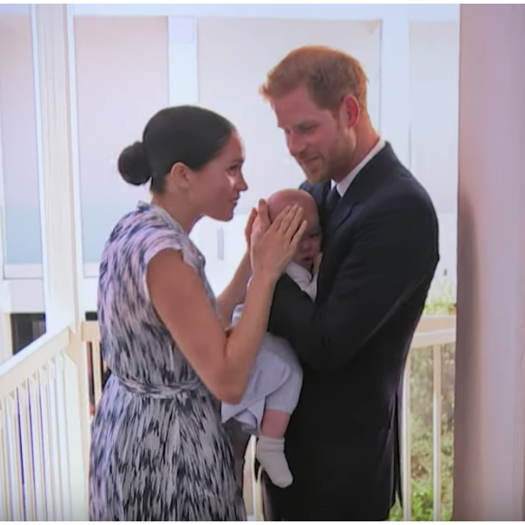 Meghan Markle et le prince Harry avec leur fils Archie dans un documentaire de la chaîne ITV News réalisé lors de leur voyage officiel en Afrique en octobre 2019. © ITV News