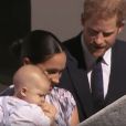 Meghan Markle et le prince Harry avec leur fils Archie dans un documentaire de la chaîne ITV News réalisé lors de leur voyage officiel en Afrique en octobre 2019. © ITV News