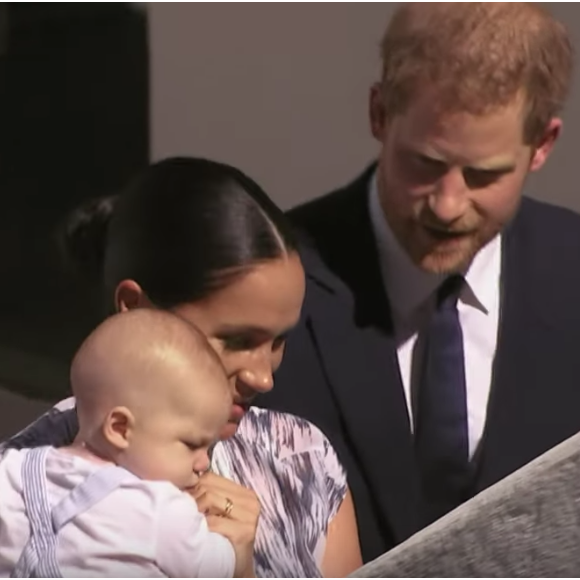 Meghan Markle et le prince Harry avec leur fils Archie dans un documentaire de la chaîne ITV News réalisé lors de leur voyage officiel en Afrique en octobre 2019. © ITV News