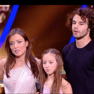 Elsa Esnoult et Anthony Colette, accompagnés de Mila, dans l'émission "Danse avec les stars 10". TF1. Le 26 octobre 2019.