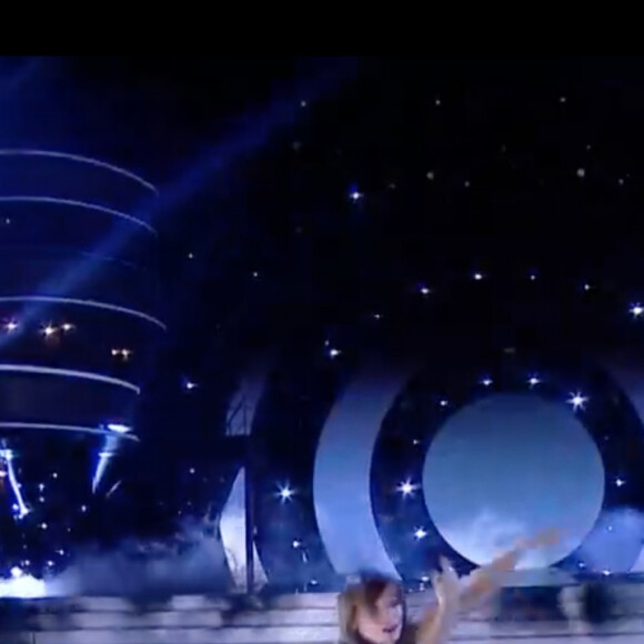 Elsa Esnoult et Anthony Colette, accompagnés de Mila, dans l'émission "Danse avec les stars 10". TF1. Le 26 octobre 2019.