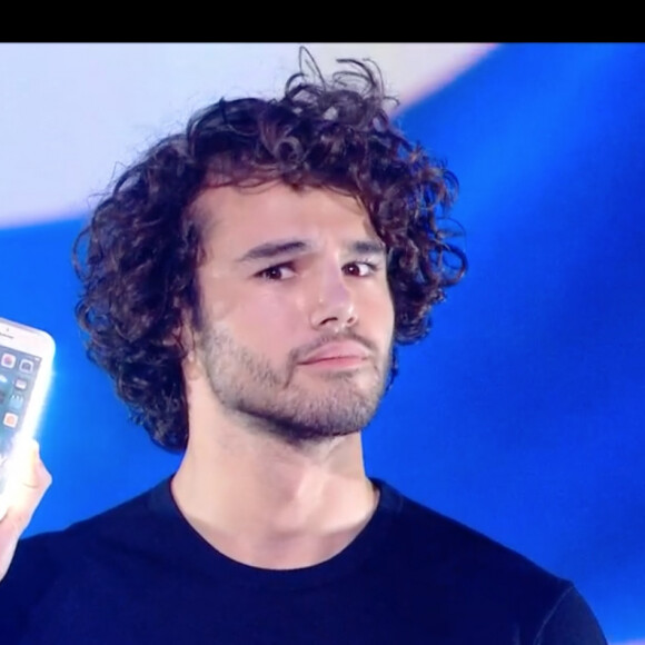 Elsa Esnoult et Anthony Colette, accompagnés de Mila, dans l'émission "Danse avec les stars 10". TF1. Le 26 octobre 2019.