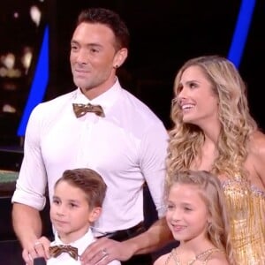 Clara Morgane et Maxime Dereymez, accompagnés de Maé et Nathan, dans l'émission "Danse avec les stars 10". TF1. Le 26 octobre 2019.