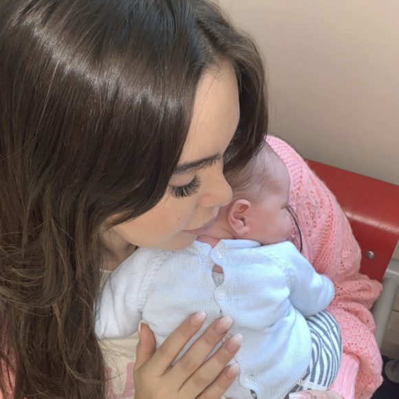 Nabilla Benattia fait un câlin à son fils Milann, Snapchat, octobre 2019