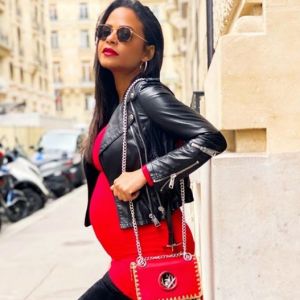 Christina Milian, enceinte, pose dans les rues de Paris le 24 octobre 2019.